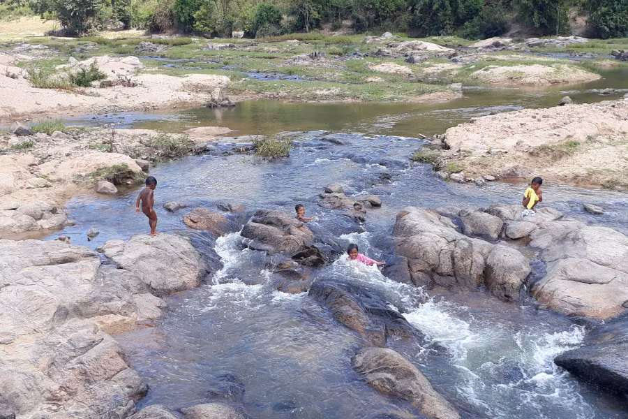 Tắm suối là một trong những nguyên nhân dễ gây bệnh viêm tai giữa. Ảnh: N.T