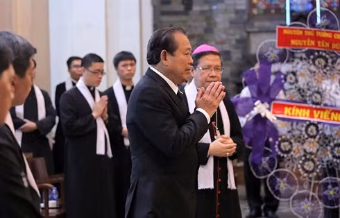 Phó Thủ tướng Trương Hòa Bình viếng Đức Tổng Giám mục.