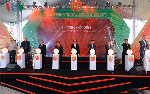 Bộ Trưởng Phùng Xuân Nhạ cùng các đại biểu thực hiện nghi lễ nhấn nút khởi công dự án Thành phố giáo dục Quốc tế Quảng Ngãi.