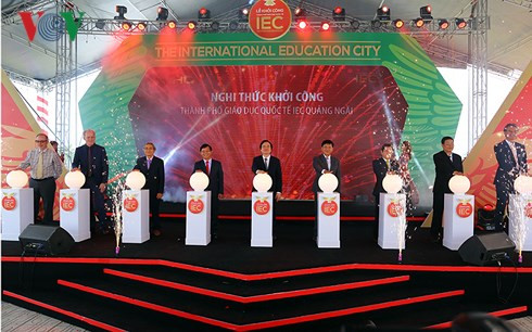 Bộ Trưởng Phùng Xuân Nhạ cùng các đại biểu thực hiện nghi lễ nhấn nút khởi công dự án Thành phố giáo dục Quốc tế Quảng Ngãi. Bộ Trưởng Phùng Xuân Nhạ cùng các đại biểu thực hiện nghi lễ nhấn nút khởi công dự án Thành phố giáo dục Quốc tế Quảng Ngãi.