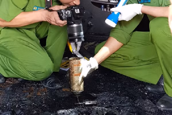Bình ga mini và mẫu vật nghi của nghi can Quốc dùng để phóng hỏa được thu giữ tại hiện trường