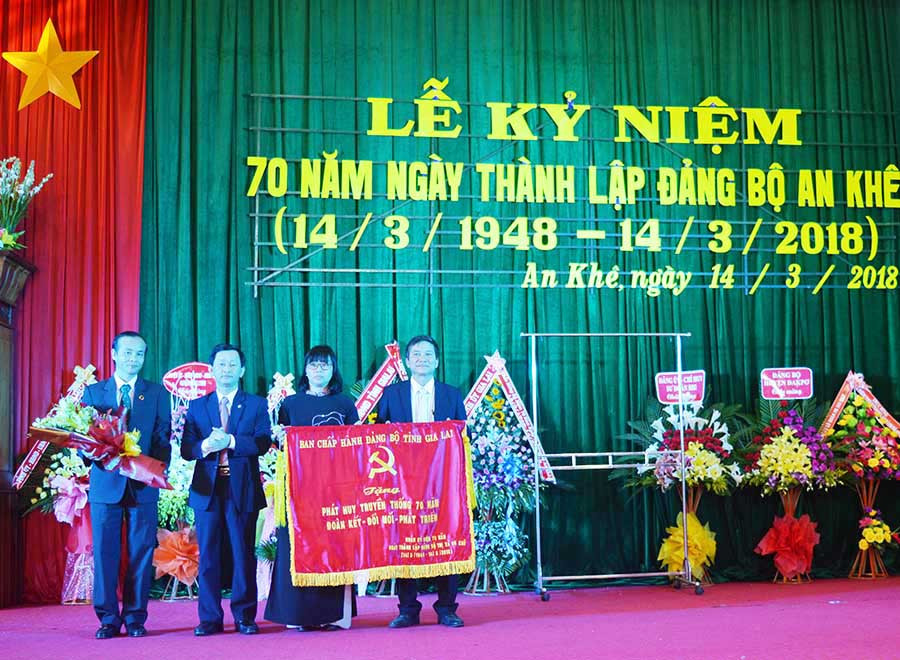 Thay mặt Ban Thường vụ Tỉnh ủy, Bí thư Tỉnh ủy Dương Văn Trang đã trao tặng bức trướng cho Đảng bộ thị xã An Khê. Ảnh: Đinh Yến