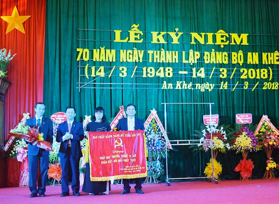 Thay mặt Ban Thường vụ Tỉnh ủy, Bí thư Tỉnh ủy Dương Văn Trang đã trao tặng bức trướng cho Đảng bộ thị xã An Khê. Ảnh: Đinh Yến