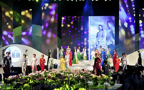 Lễ hội Áo dài TPHCM thu hút cộng đồng người dân thành phố và khách tham quan. Lễ hội Áo dài TPHCM thu hút cộng đồng người dân thành phố và khách tham quan.