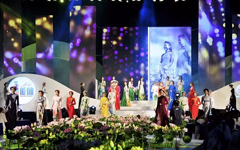  Lễ hội Áo dài TPHCM thu hút cộng đồng người dân thành phố và khách tham quan.