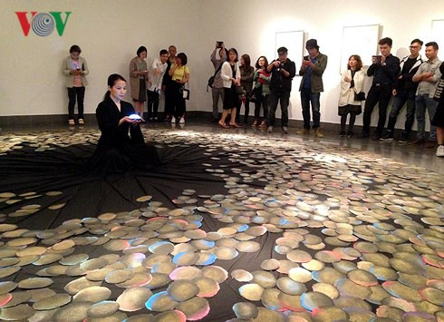 Đông đảo khán giả bày tỏ sự thích thú với triển lãm sắp đặt.