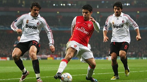 HLV Gennaro Gattuso (số 8) của AC Milan từng đối đầu Arsenal ở Champions League khi còn là cầu thủ. (Ảnh: Getty) HLV Gennaro Gattuso (số 8) của AC Milan từng đối đầu Arsenal ở Champions League khi còn là cầu thủ. (Ảnh: Getty)
