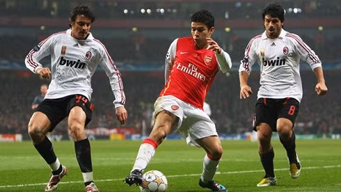 HLV Gennaro Gattuso (số 8) của AC Milan từng đối đầu Arsenal ở Champions League khi còn là cầu thủ. (Ảnh: Getty) HLV Gennaro Gattuso (số 8) của AC Milan từng đối đầu Arsenal ở Champions League khi còn là cầu thủ. (Ảnh: Getty)