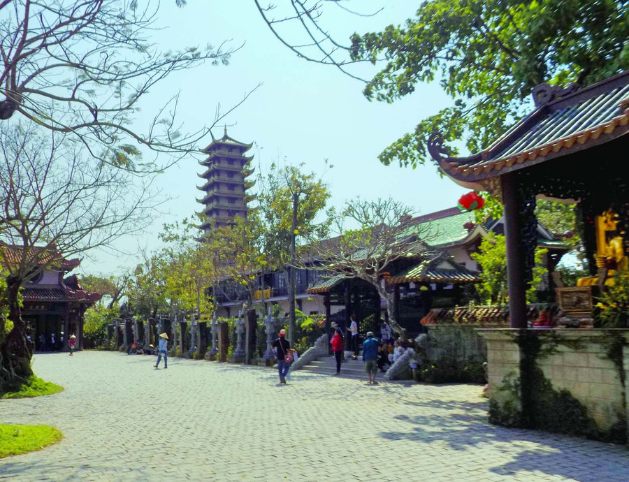 Hàng trụ đá chép kinh trước chánh điện.