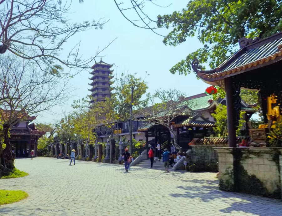 Hàng trụ đá chép kinh trước chánh điện.