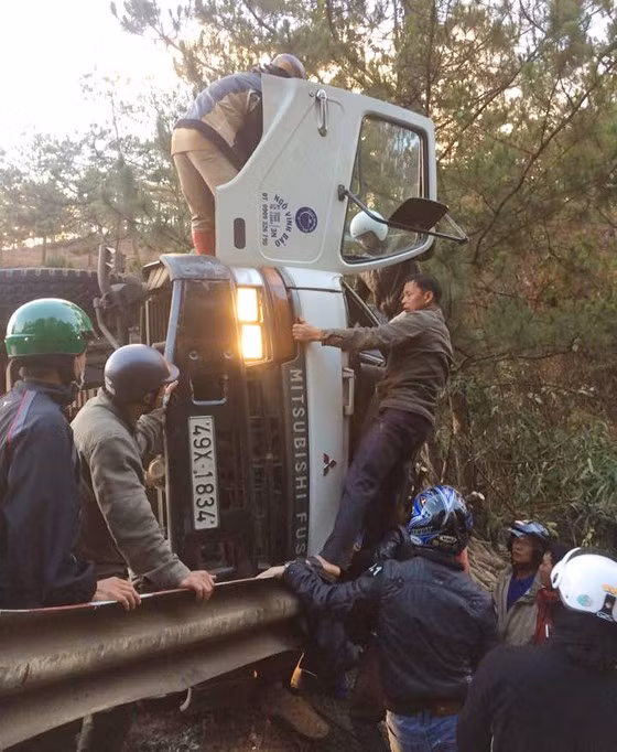 Ngay sau khi xảy ra tai nạn, người dân tập trung cứu tài xế ra khỏi cabin. Ngay sau khi xảy ra tai nạn, người dân tập trung cứu tài xế ra khỏi cabin.
