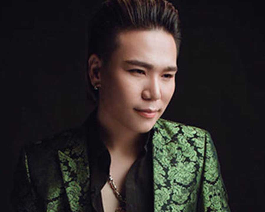 Nam ca sĩ Châu Việt Cường.