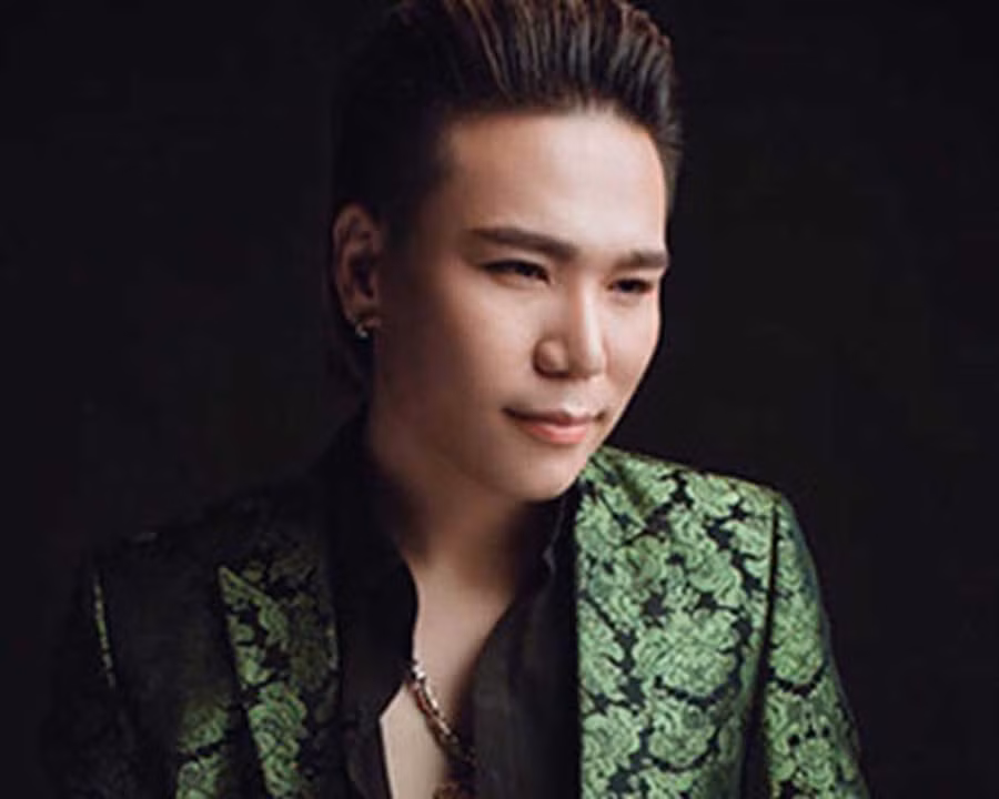 Nam ca sĩ Châu Việt Cường.