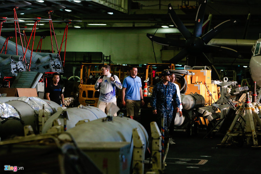 Hạm trưởng Doug Verissimo ví USS Carl Vinson như một "thành phố nổi". "Chúng tôi có quầy phục vụ cà phê, phòng khám nha khoa, phòng tập thể dục, phòng hát karaoke mỗi tối thứ 6, một nhà nguyện để phục vụ những người theo các tôn giáo như Thiên Chúa giáo hoặc đạo Phật…", ông Verissimo từng chia sẻ với một tờ báo. Hạm trưởng Doug Verissimo ví USS Carl Vinson như một
