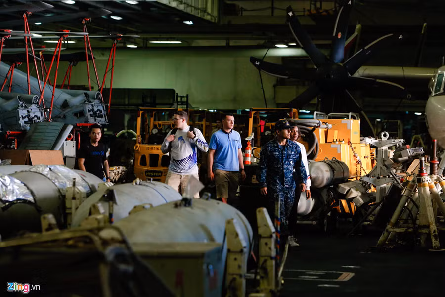  Hạm trưởng Doug Verissimo ví USS Carl Vinson như một 