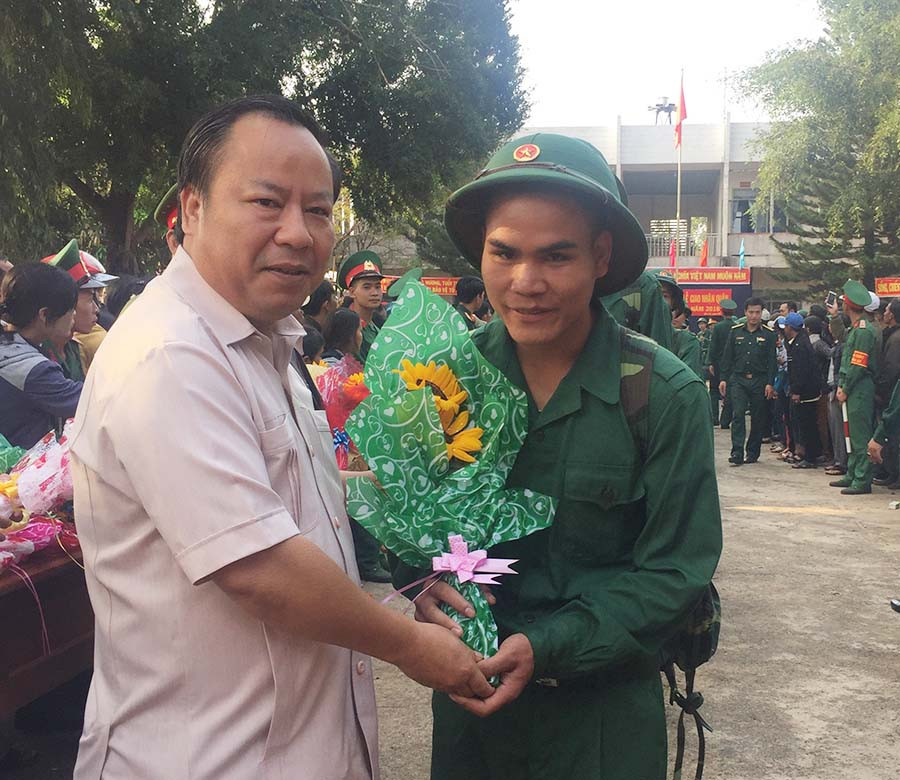 Đồng chí Phó Bí thư Tỉnh ủy chúc mừng tân binh lên đường hoàn thành tốt nhiệm vụ. Ảnh: Phương Loan Đồng chí Phó Bí thư Tỉnh ủy chúc mừng tân binh lên đường hoàn thành tốt nhiệm vụ. Ảnh: Phương Loan