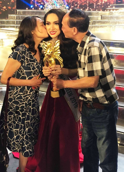 Tân hoa hậu trong vòng tay của bố mẹ.