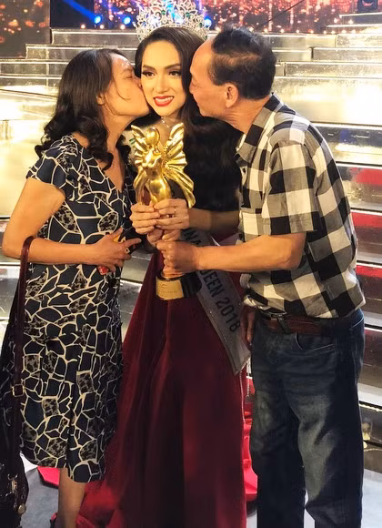 Tân hoa hậu trong vòng tay của bố mẹ.