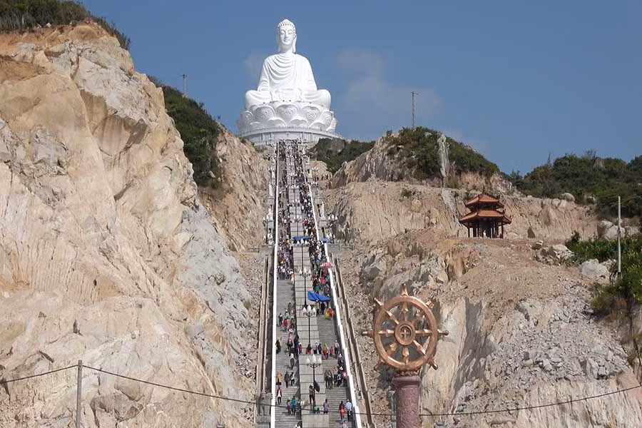 Vượt qua hơn 650 bậc, du khách mới đến được để chiêm ngưỡng tượng Phật Thích ca lớn nhất Đông Nam Á. Ảnh: Văn Tố
