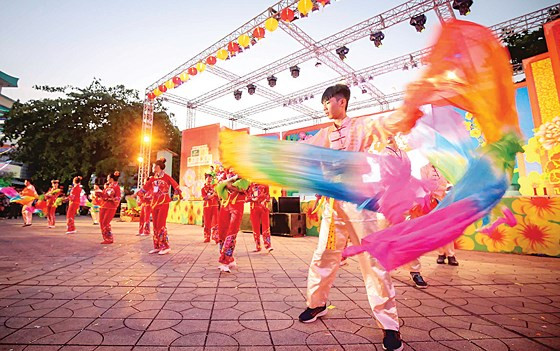  Múa chào mừng đêm hội Nguyên tiêu.