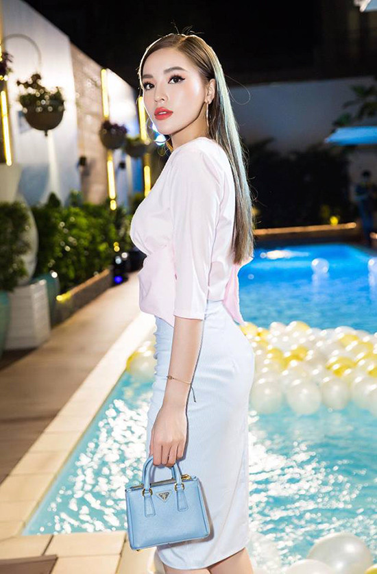 Hoa hậu Kỳ Duyên thanh lịch nhưng không kém phần quyến rũ với street style tối giản lần này. Chọn áo trắng, đi cùng chân váy bút chì màu xanh baby và chiếc túi xách mini đáng yêu, Kỳ Duyên không cần hở mà vẫn gây chú ý. Hoa hậu Kỳ Duyên thanh lịch nhưng không kém phần quyến rũ với street style tối giản lần này. Chọn áo trắng, đi cùng chân váy bút chì màu xanh baby và chiếc túi xách mini đáng yêu, Kỳ Duyên không cần hở mà vẫn gây chú ý.