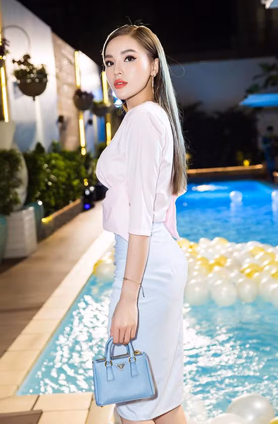  Hoa hậu Kỳ Duyên thanh lịch nhưng không kém phần quyến rũ với street style tối giản lần này. Chọn áo trắng, đi cùng chân váy bút chì màu xanh baby và chiếc túi xách mini đáng yêu, Kỳ Duyên không cần hở mà vẫn gây chú ý.