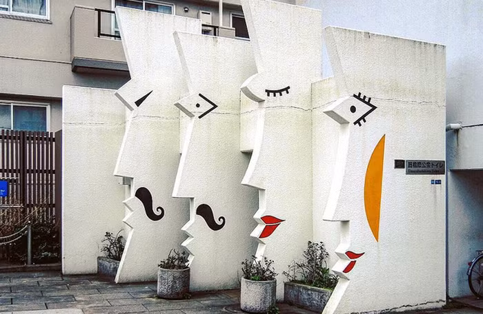 Một nhà vệ sinh đầy tính nghệ thuật ở gần cây cầu trong khu Taito-ku.