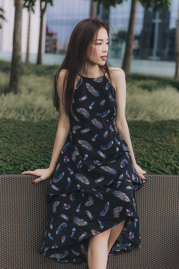 Ngoài họa tiết kẻ sọc được ưa chuộng, những mẫu hoa văn mới cũng được chọn lựa và sử dụng cho dòng thời trang dạo phố. Váy tông đen chủ đạo trở nên bắt mắt hơn với hình ảnh lông vũ đa sắc màu.