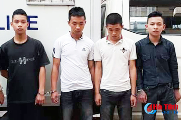 Các đối tượng: Dũng, Kiên, Dương, Tuyến tại Công an huyện Hương Khê- Hà Tĩnh.