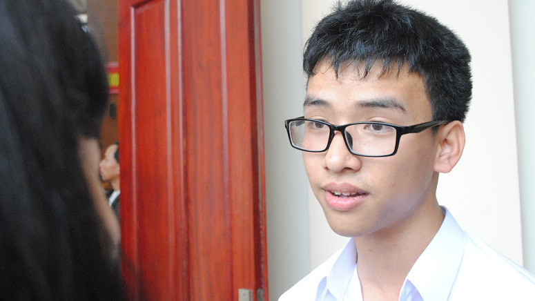  Phạm Huy (học sinh Trường THPT thị xã Quảng Trị, tỉnh Quảng Trị)- nam sinh chế tạo cánh tay robot cho người khuyết tật. Ảnh: Thanh Hùng.