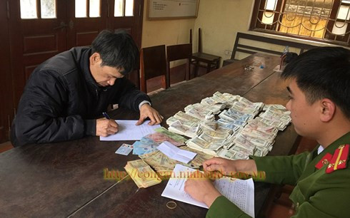 Đối tượng cùng tang vật tại cơ quan điều tra (Ảnh: Công an Ninh Bình)