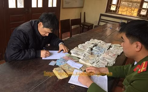 Đối tượng cùng tang vật tại cơ quan điều tra (Ảnh: Công an Ninh Bình)