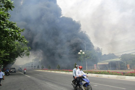 Nhiều căn nhà trên đường Võ Nguyên Giáp bị trùm trong khói lửa 
