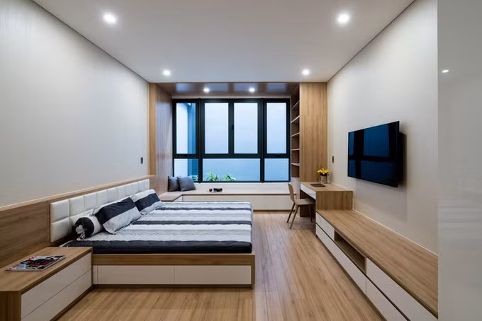 Phòng ngủ của bố mẹ nằm trên tầng hai với góc đọc sách, thư giãn nhìn ra khoảng vườn nhỏ này.