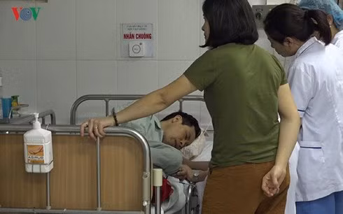 Đối tượng Hùng đang được điều trị loại độc tố ra khỏi cơ thể sau khi đã uống thuốc diệt cỏ tự tử vì giết vợ.