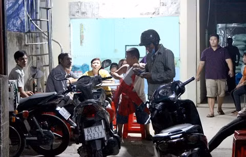 Người thân nạn nhân bàng hoàng tại hiện trường.