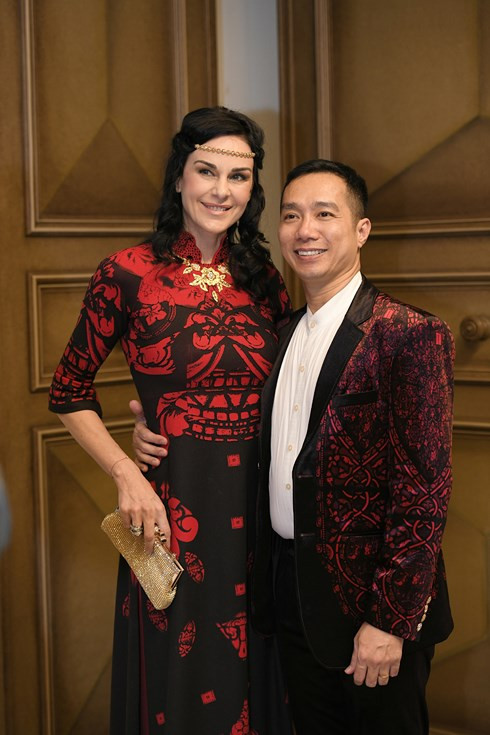 Hoa hậu Pháp Patricia Spehar diện áo dài của Đỗ Trịnh Hoài Nam.