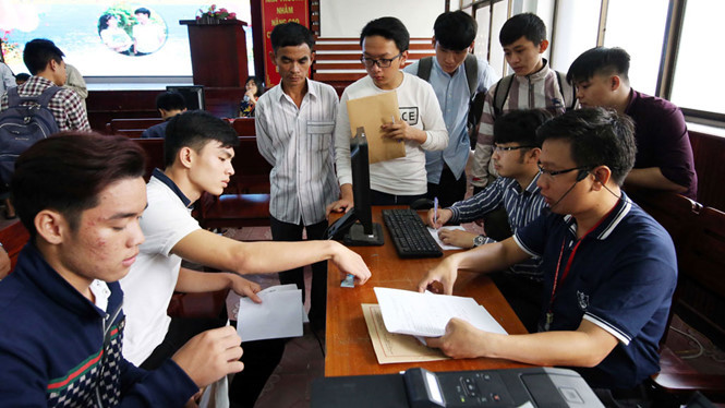 Thí sinh nộp hồ sơ xét tuyển năm 2017 vào Trường ĐH Giao thông vận tải TP.HCM.