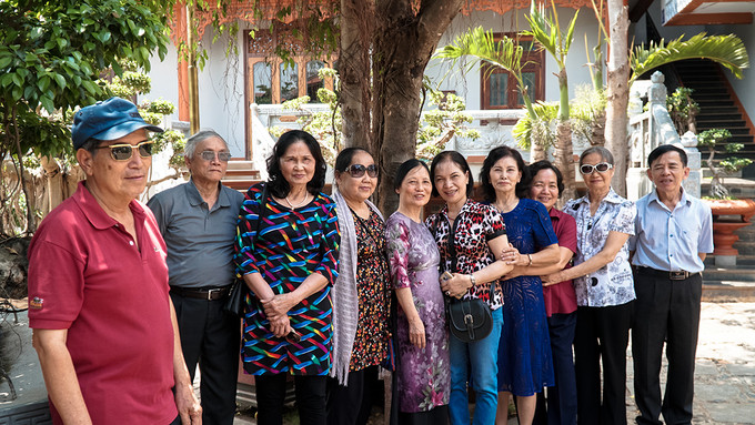 Nhóm du khách đến từ thủ đô rất hân hoan khi thăm chùa dù bên ngoài trời nắng cao. Ông Thành (Hà Nội) nhận xét: "Chùa có kiến trúc rất đẹp và cổ kính". Nhóm du khách đến từ thủ đô rất hân hoan khi thăm chùa dù bên ngoài trời nắng cao. Ông Thành (Hà Nội) nhận xét: