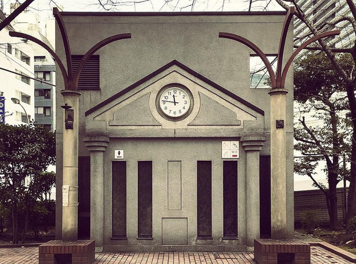 Nhà vệ sinh ở công viên Mizutanibashi được lắp đặt chiếc đồng hồ lớn. Chắc hẳn không ít người muốn biết mình đã vào đó được bao lâu.