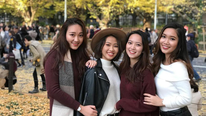 Quỳnh Anh (bìa phải) cùng các bạn tại Tokyo. Quỳnh Anh (bìa phải) cùng các bạn tại Tokyo.