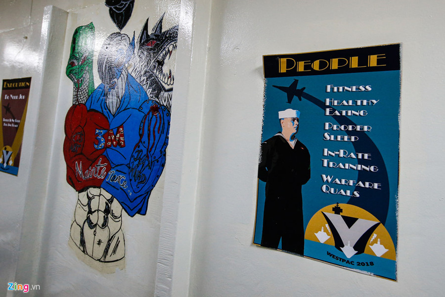 Một tấm bảng ghi lại những "điều răn" đối với thủy thủ đoàn trên tàu USS Carl Vinson, bao gồm "đảm bảo sức vóc, ăn uống lành mạnh, ngủ nghỉ thích hợp, tập luyện theo cấp độ và đáp ứng tiêu chuẩn chiến đấu". Một tấm bảng ghi lại những