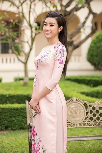 Nàng Hoa hậu lựa chọn tối giản phụ kiện để tôn lên nét đẹp nhẹ nhàng của áo dài. 