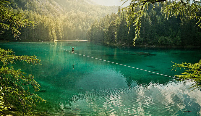  Trên ảnh là Mich Kemeter, nhà mạo hiểm người Mỹ, đã đi thăng bằng trên dây qua hồ Xanh (Lake Green) với chiều dài 250 m. Thời điểm chụp bức ảnh này, Mich mới 24 tuổi.