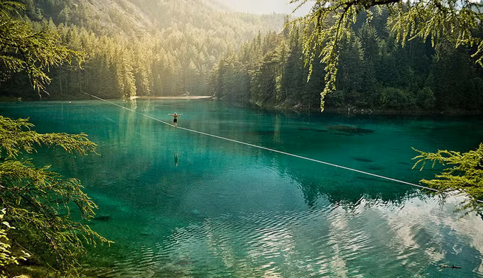 Trên ảnh là Mich Kemeter, nhà mạo hiểm người Mỹ, đã đi thăng bằng trên dây qua hồ Xanh (Lake Green) với chiều dài 250 m. Thời điểm chụp bức ảnh này, Mich mới 24 tuổi.