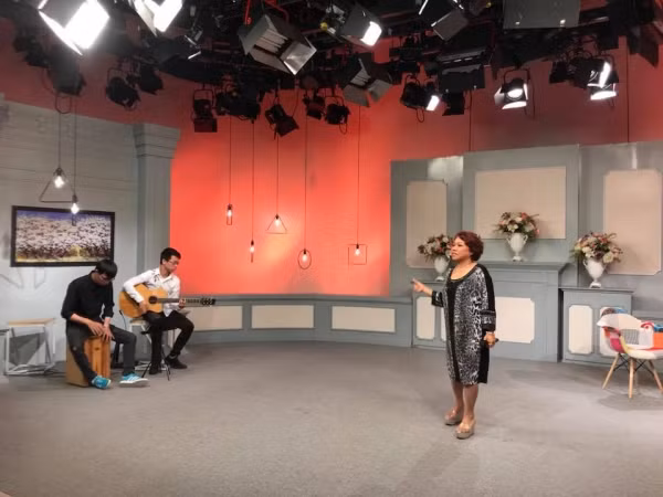 “Họa mi núi rừng” vẫn ung dung khoe giọng hát khủng trước khán giả truyền hình.