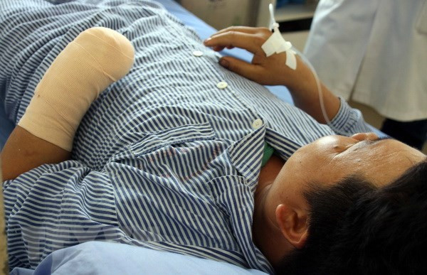 Bệnh nhân đang được điều trị tại bệnh viện. (Ảnh: Diệp Anh/TTXVN)  Bệnh nhân đang được điều trị tại bệnh viện. (Ảnh: Diệp Anh/TTXVN)