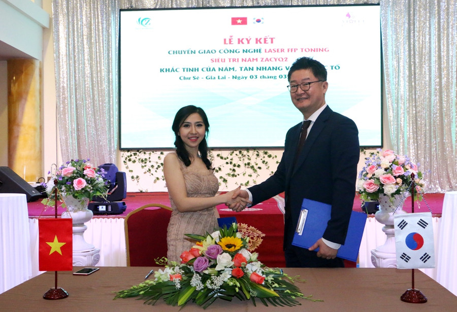 Bà Nguyễn Thị Trúc Linh-Giám đốc Công ty Công nghệ làm đẹp Gia Lai, Chủ Violet Beauty Spa & Clinic Chư Sê ký kết với đại diện Tập đoàn Công nghệ Laser FFP 2 Toning. Ảnh: Q.T