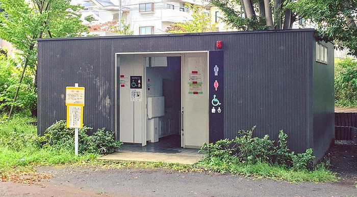 Tại công viên Futatsubashi ở Tokyo, nhà vệ sinh công cộng được chuyển đổi từ một container cũ.