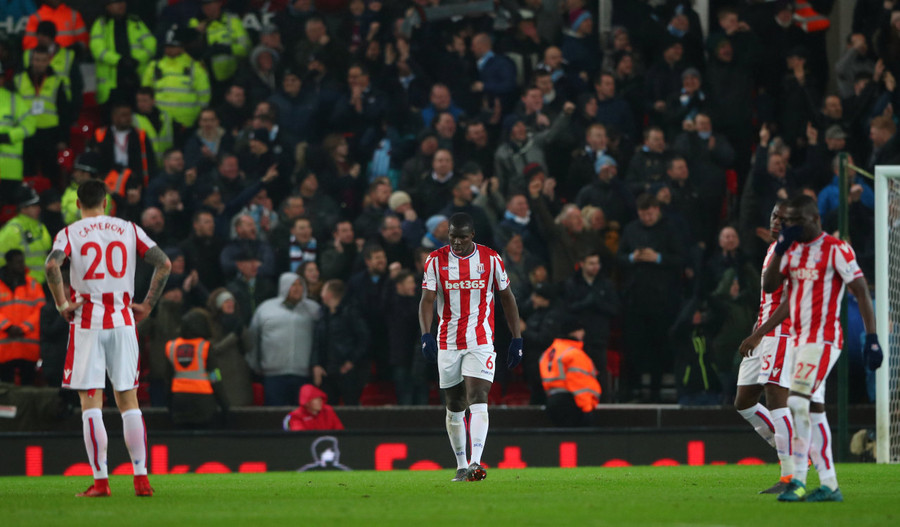 Nỗi thất vọng của các cầu thủ Stoke City sau trận thua M.C. Ảnh: REUTERS